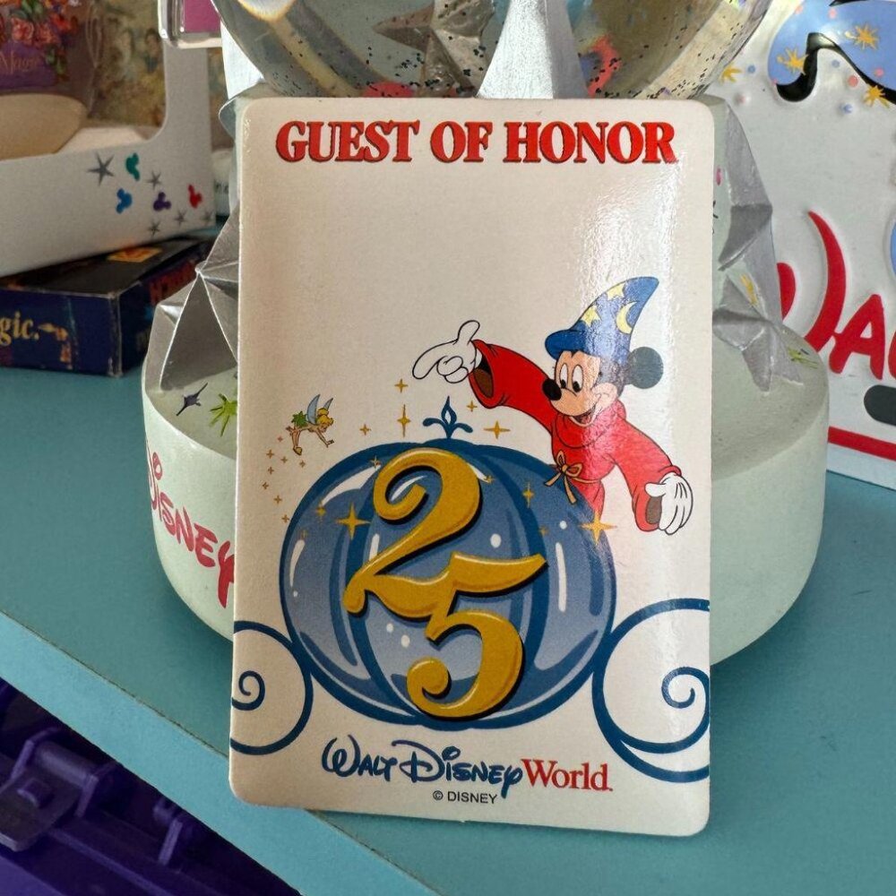 DISNEY WORLD 25TH‎ GUEST OF HONOR BADGE